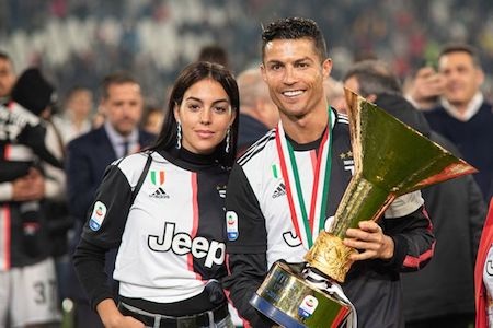 C.Ronaldo hạnh phúc khoe tình yêu mặn nồng cùng cô bạn gái xinh đẹp