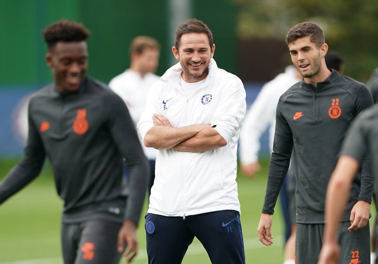 Các cầu thủ Chelsea tươi rói trong buổi tập trước trận gặp Valencia