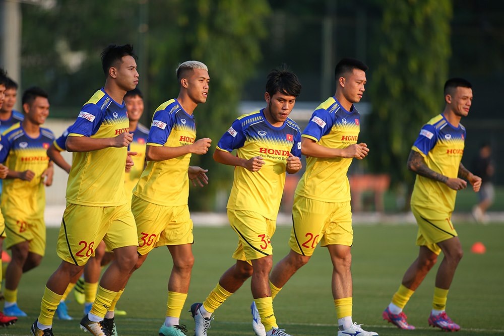 Đội tuyển Việt Nam tập buổi đầu, HLV Park Hang Seo “bở hơi tai”