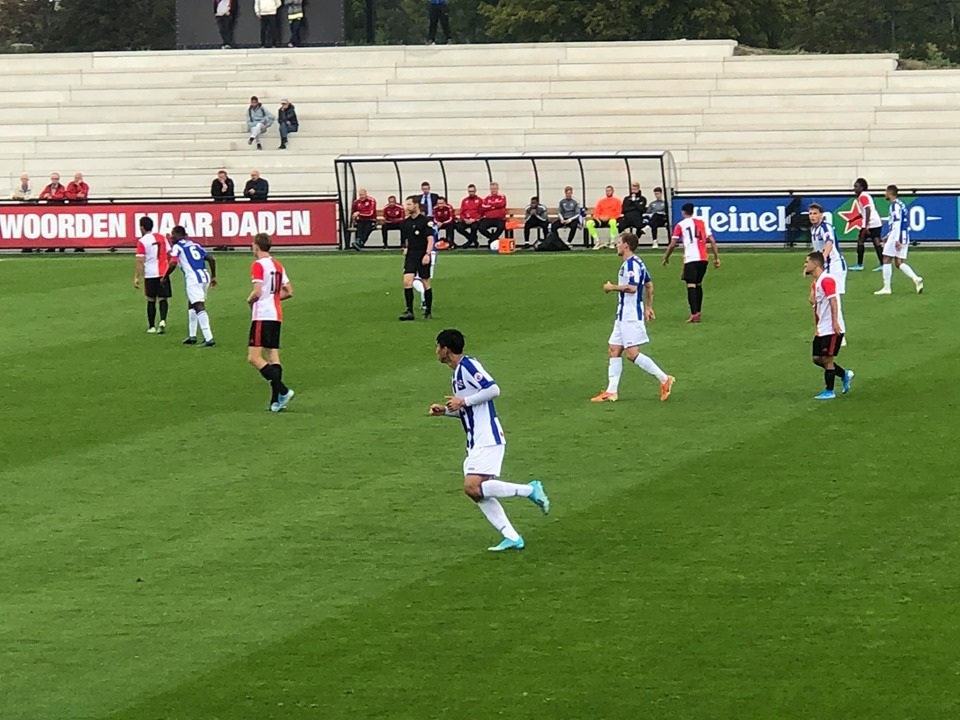 Văn Hậu lần đầu đá chính, đội hình hai Heerenveen hoà Feyenoord