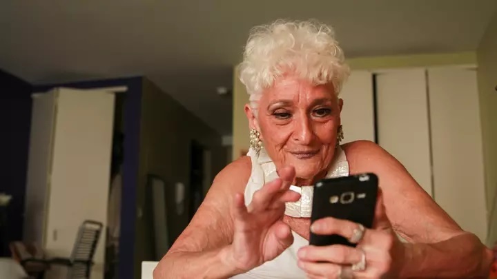 Cụ bà 83 tuổi vẫn tích cực dùng ứng dụng hẹn hò để... tìm bạn trai