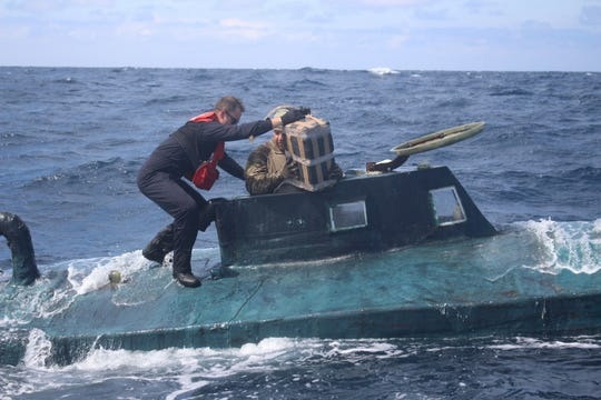 Nghẹt thở cảnh tuần duyên Mỹ rượt đuổi tàu chở 6 tấn ma túy