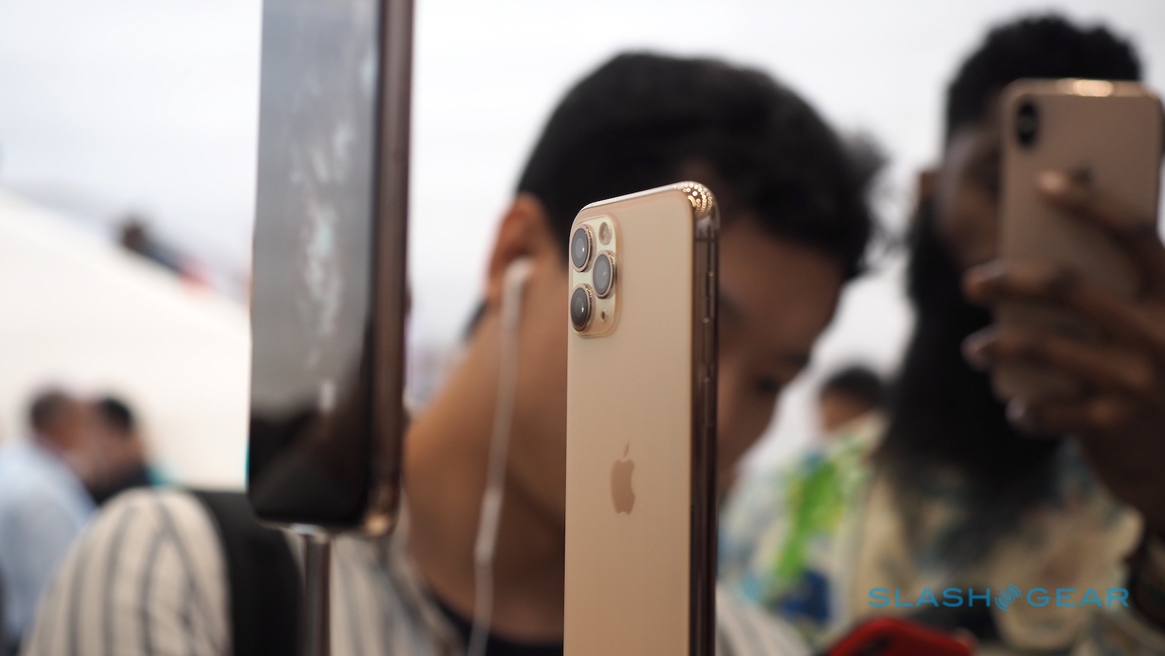 Dân buôn iPhone 11 phá giá lẫn nhau, đẩy giá xuống “cận sàn”