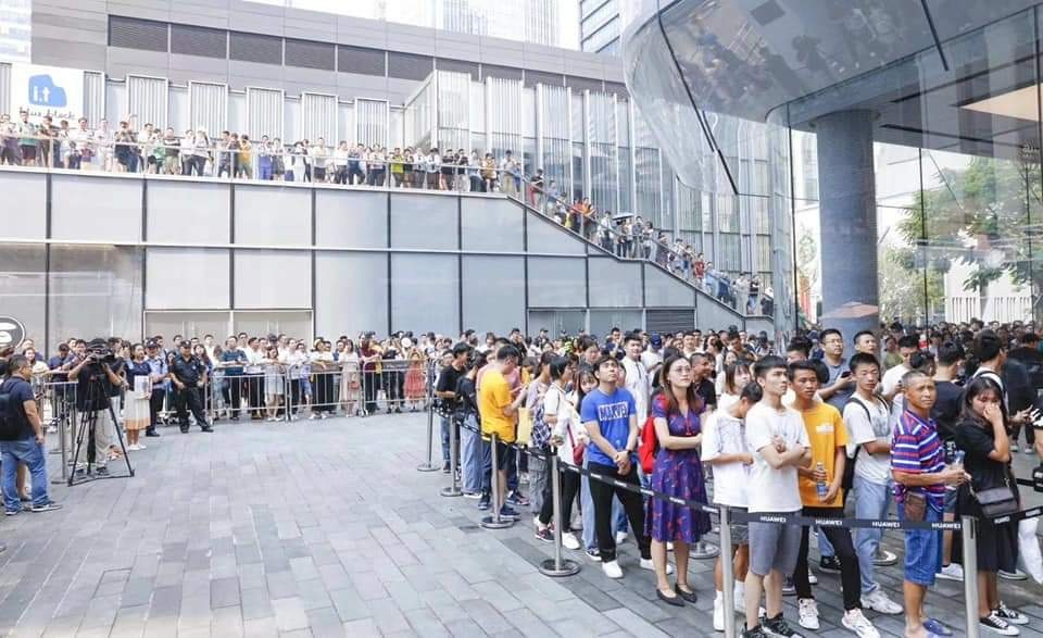 Người Trung Quốc xếp hàng mua điện thoại Huawei chẳng kém gì ở Apple Store