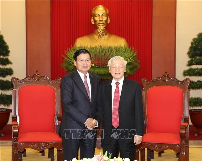 Tổng Bí thư tiếp Thủ tướng Lào, hai bên ký kết và trao 8 văn kiện hợp tác