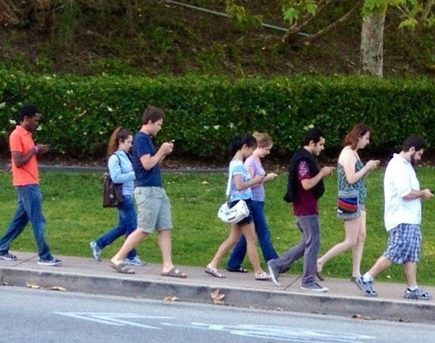 Gặp tai nạn nghiêm trọng vì thói quen vừa đi bộ vừa sử dụng smartphone
