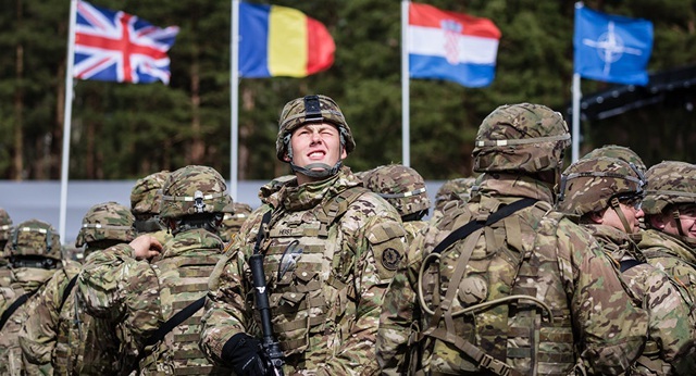 Nghi vấn NATO lập "bẫy tình" để thử quân nhân