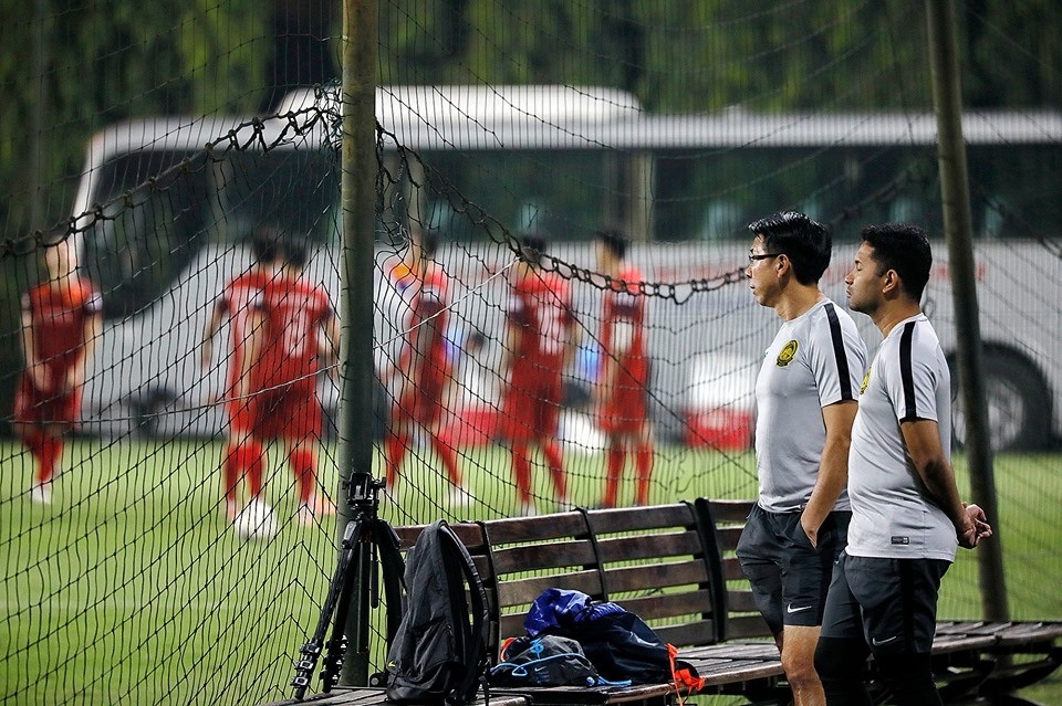 HLV Malaysia “liếc trộm” đội tuyển Việt Nam khi đối đầu trên sân tập