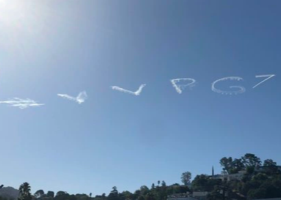 Máy bay "vẽ" thông điệp nghi chúc mừng sinh nhật ông Putin lên bầu trời Mỹ