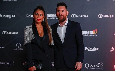 Messi “tay trong tay” cùng bà xã ra mắt show diễn cuộc đời