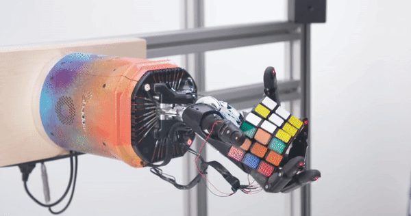 Ngỡ ngàng xem robot trí tuệ nhân tạo trổ tài xếp rubik bằng một tay
