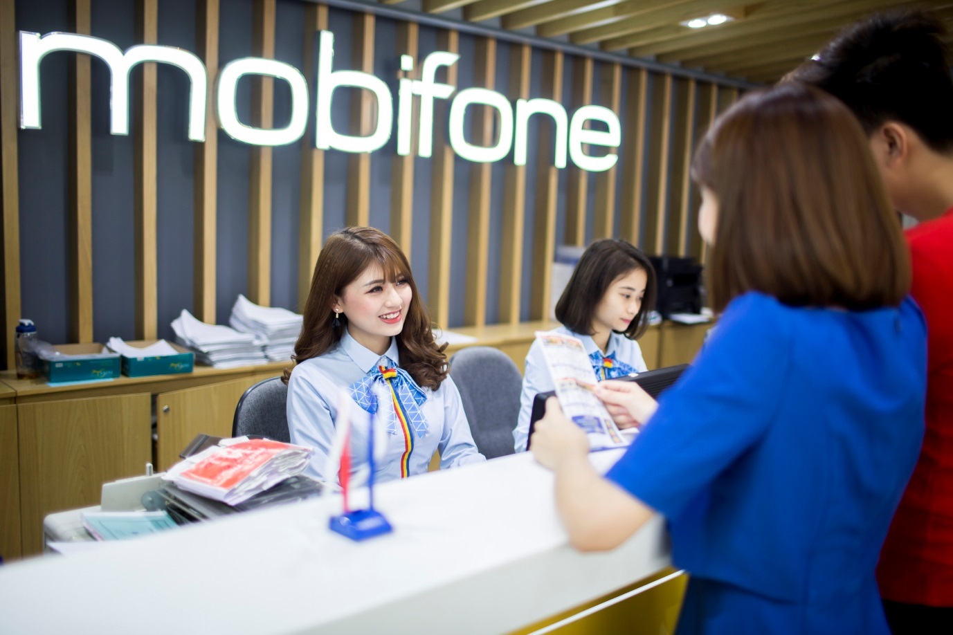 Mobifone cho khách hàng thuê thiết bị MobiWifi để lướt mạng khi đi du lịch