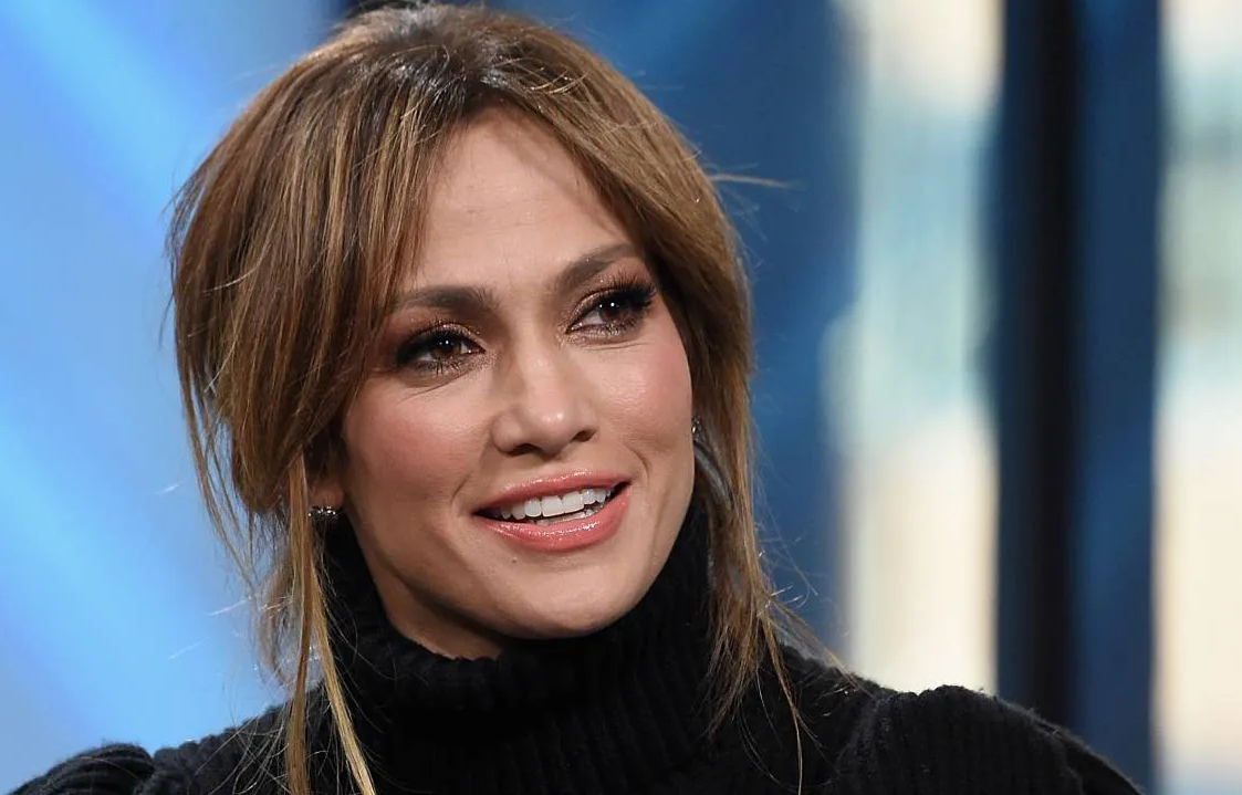 Jennifer Lopez bật khóc và quyên tặng thực phẩm suốt một năm cho trường học