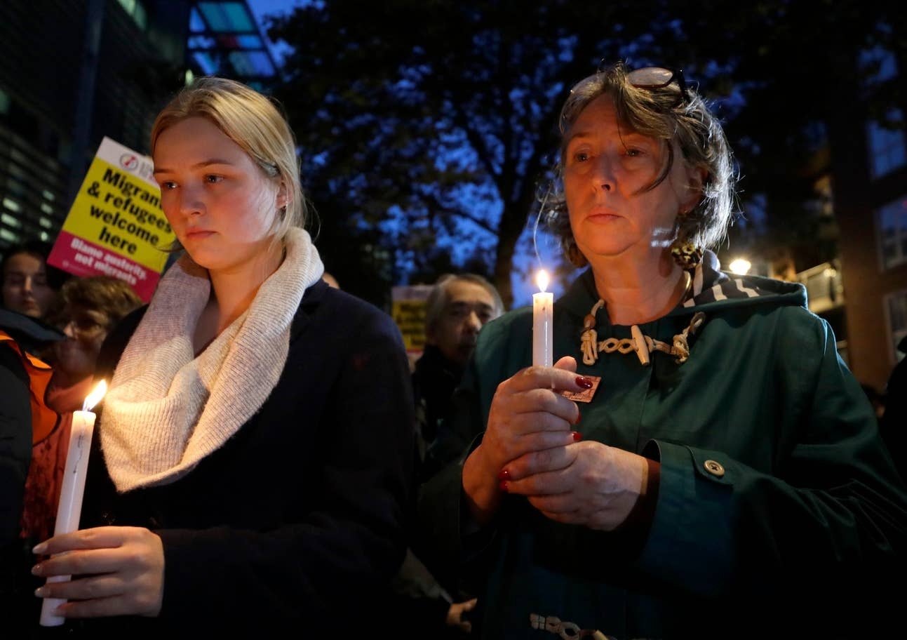 Người Anh thắp nến, đặt hoa tưởng niệm 39 nạn nhân thiệt mạng trong xe tải