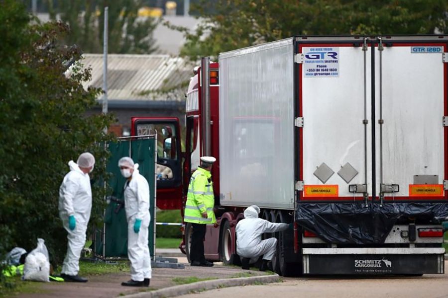 Quá trình nhận dạng 39 người chết trong thùng xe tải tại Anh diễn ra thế nào?