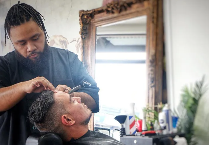 Tiệm cắt tóc nam trở thành địa chỉ hỗ trợ tâm lý