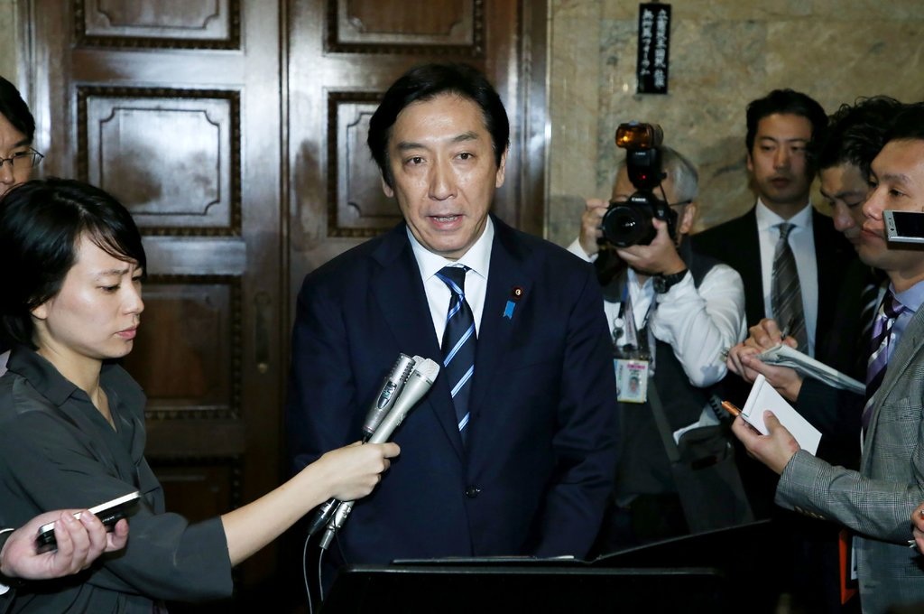 Tranh cãi chuyện trái dưa, con cua khiến hai bộ trưởng Nhật Bản mất chức