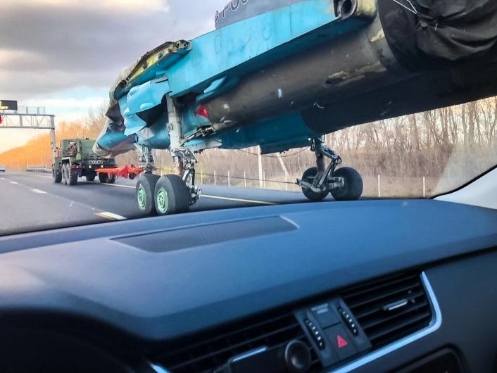 "Xe tăng bay" Su-34 chạy bộ trên đường cao tốc