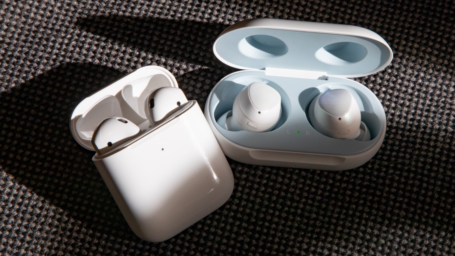 So sánh tai nghe Apple Airpods và Samsung Galaxy Buds