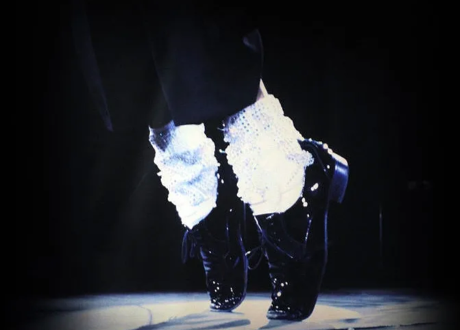 Đôi tất Michael Jackson sử dụng khi biểu diễn vũ điệu “moonwalk” có giá 2 triệu USD