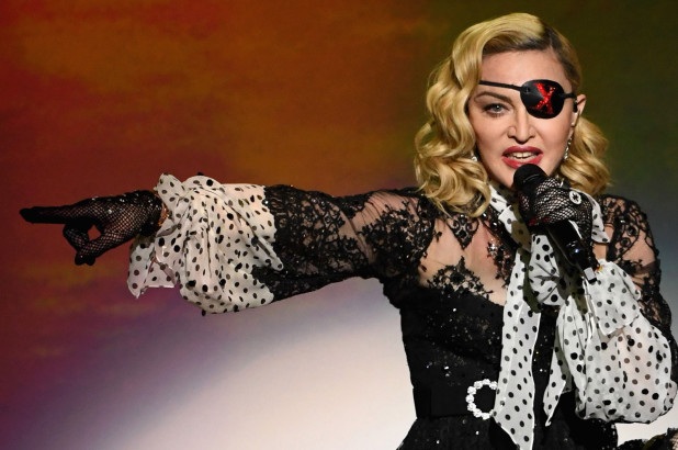 Madonna bị fan kiện vì bắt đầu đêm diễn quá muộn