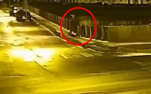 Video giáo sư Nga nghi vứt ba lô chứa xác người tình xuống sông