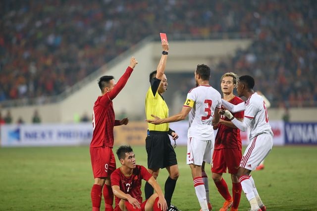Nhận thẻ đỏ đầy tranh cãi trước Việt Nam, phía UAE phản ứng ra sao?