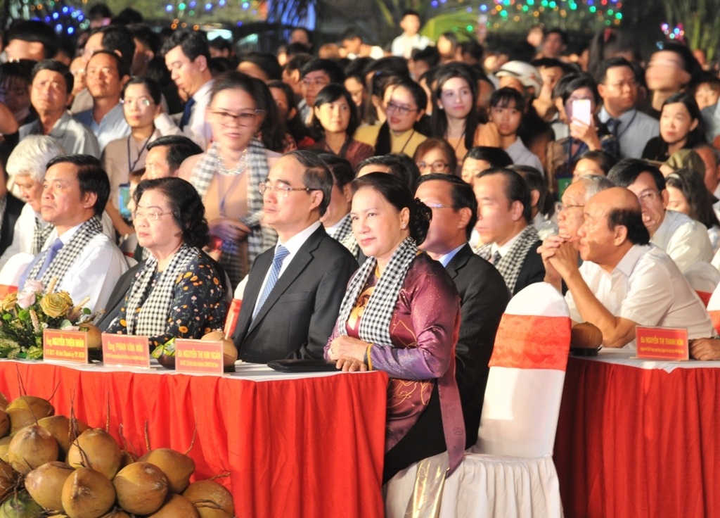 Chủ tịch Quốc hội Nguyễn Thị Kim Ngân dự lễ hội Dừa