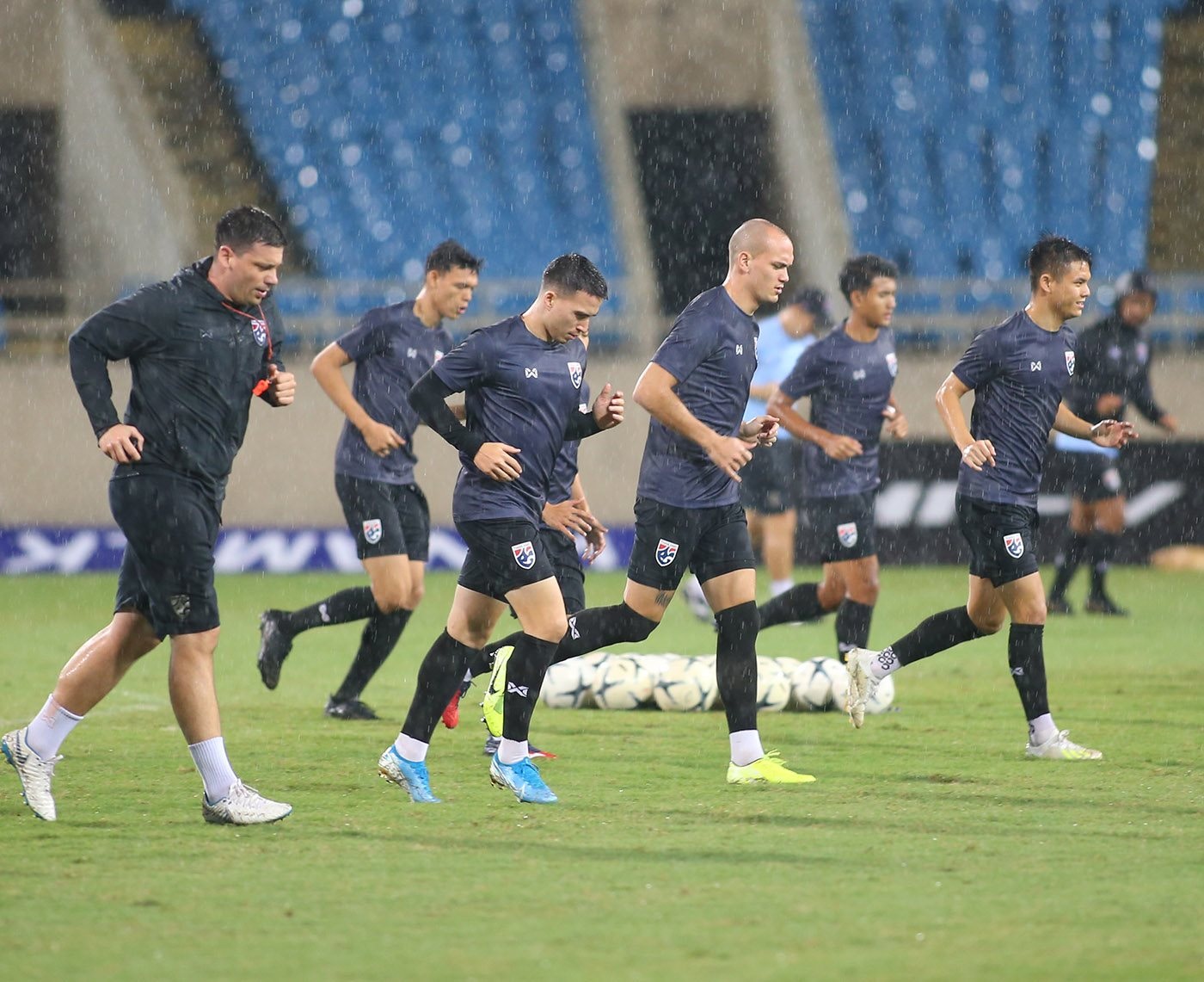 Đội tuyển Thái Lan đội mưa lạnh, lo lắng trước trận gặp Việt Nam