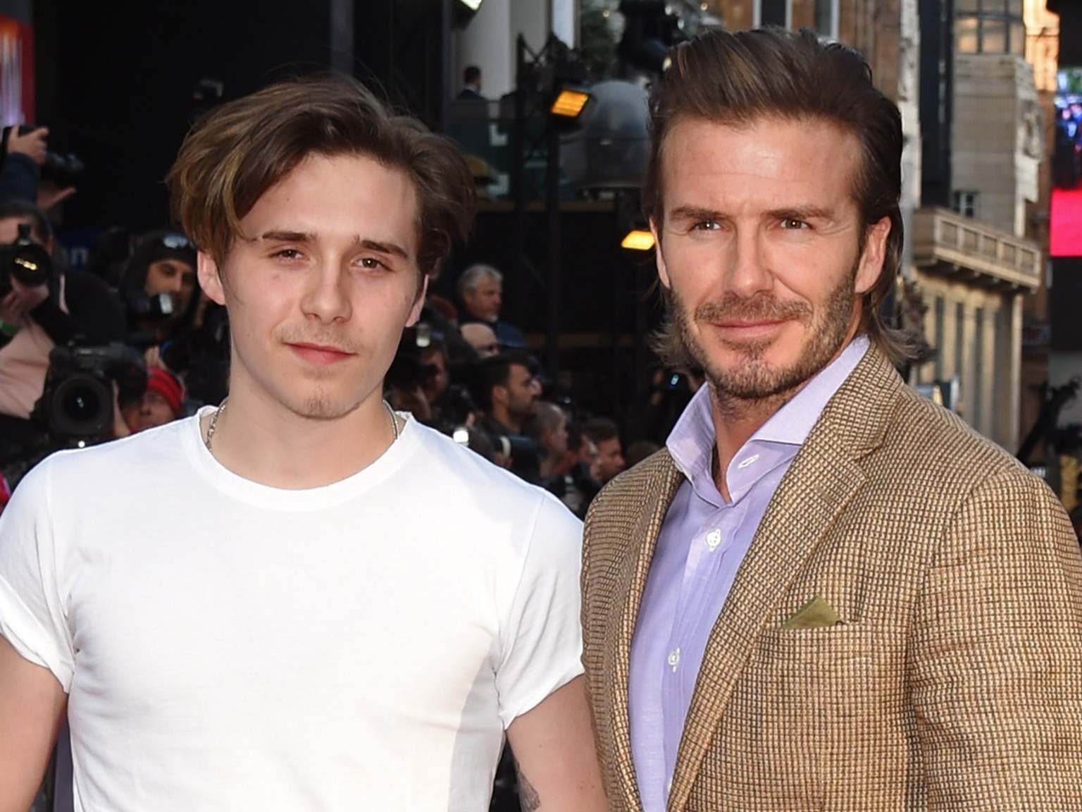 Brooklyn Beckham luôn “lấy trộm” quần áo của cha để mặc