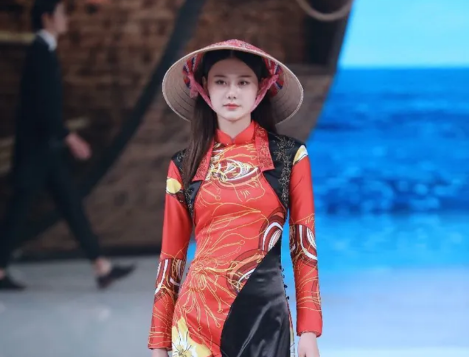 Bộ sưu tập của NTK Trung Quốc gây tranh cãi vì giống áo dài Việt Nam
