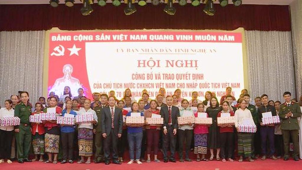 70 công dân Lào nhập quốc tịch Việt Nam