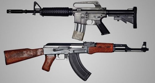 Đọ uy lực súng trường tấn công AK-47 của Nga và AR-15 của Mỹ