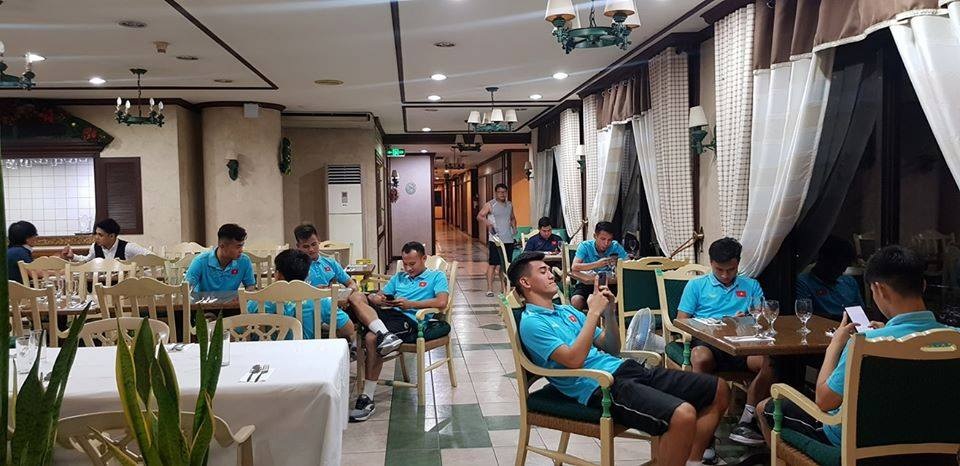 Cầu thủ U22 Việt Nam thảnh thơi uống cafe, lướt mạng chờ đấu Brunei