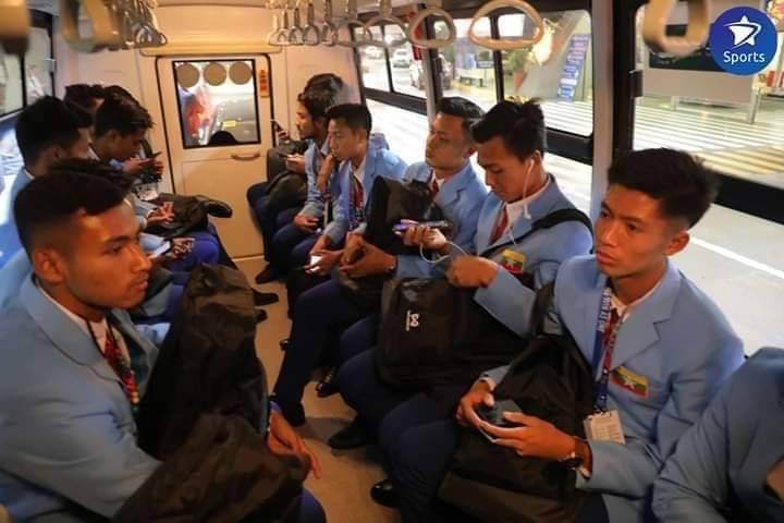 HLV U22 Myanmar bực tức vì đội nhà bị “nhồi nhét” từ sân bay về khách sạn