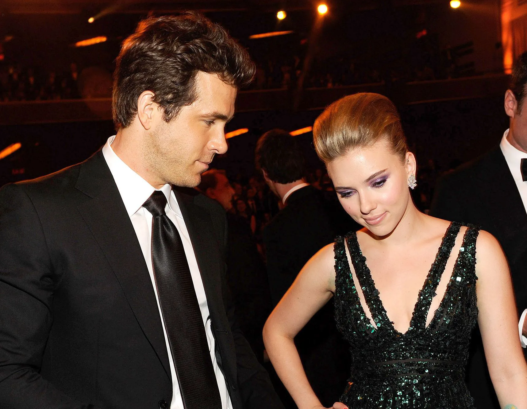 Bạn trai và chồng cũ của Scarlett Johansson gặp gỡ thân mật trên truyền hình