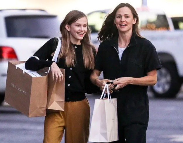 Con gái lớn nhà Jennifer Garner - Ben Affleck ngày càng xinh đẹp giống mẹ