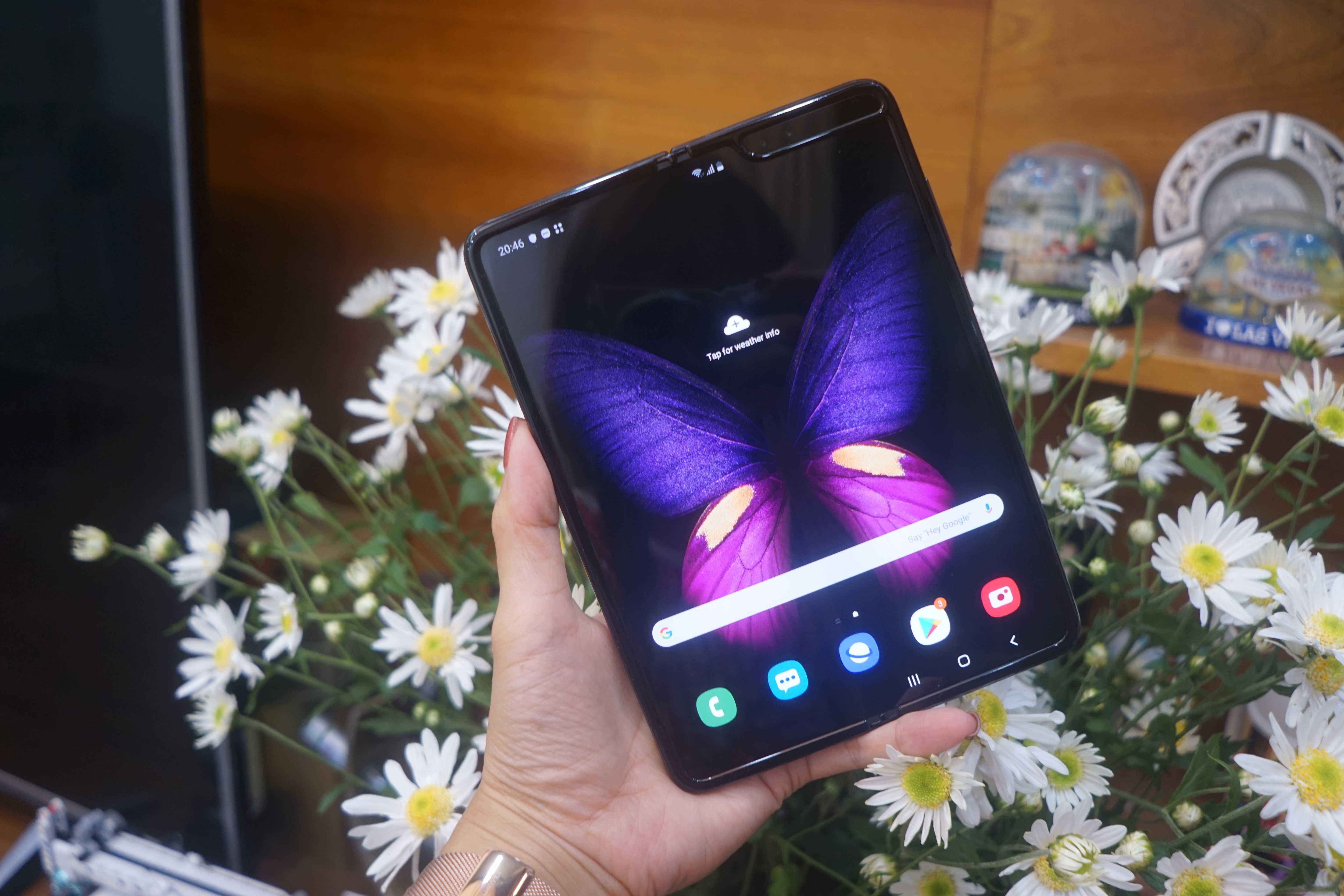 Galaxy Fold giá 50 triệu đồng cháy hàng tại Việt Nam sau 6 giờ mở bán