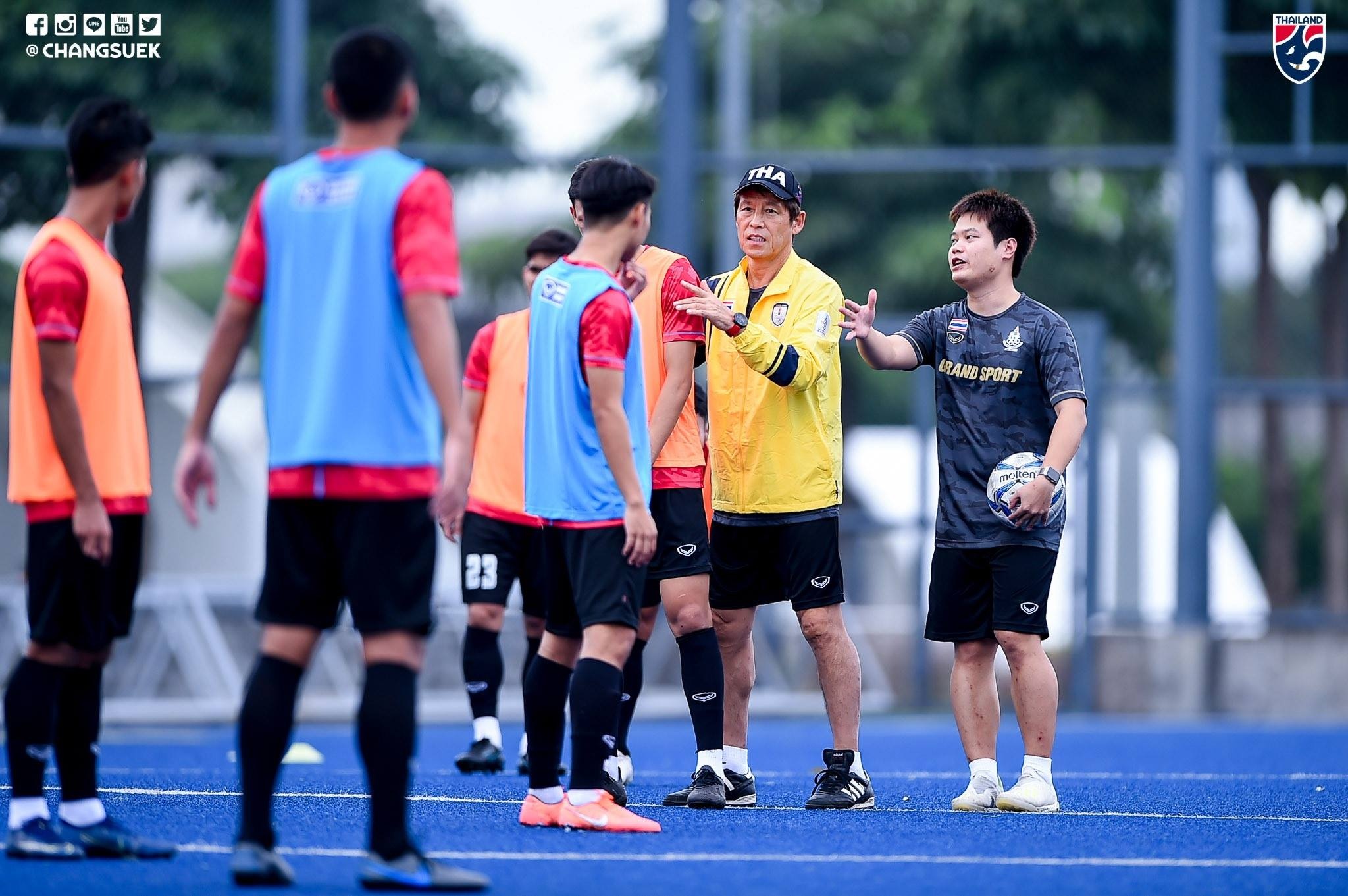 HLV Nishino phàn nàn điều kiện sân bãi ở SEA Games, lo lắng thua Indonesia