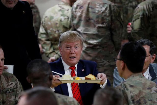 Ông Trump bí mật thăm vùng chiến sự, phục vụ đồ ăn cho quân nhân Mỹ