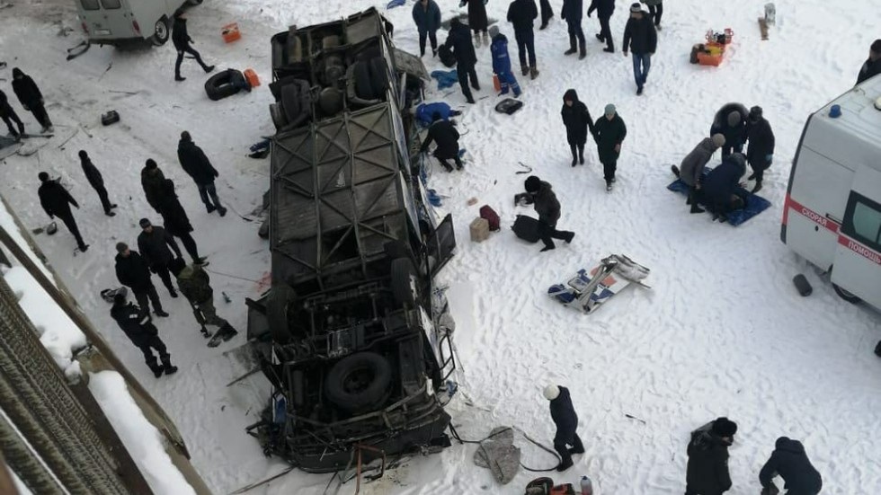 Xe buýt lao xuống sông ở Nga, 19 người chết