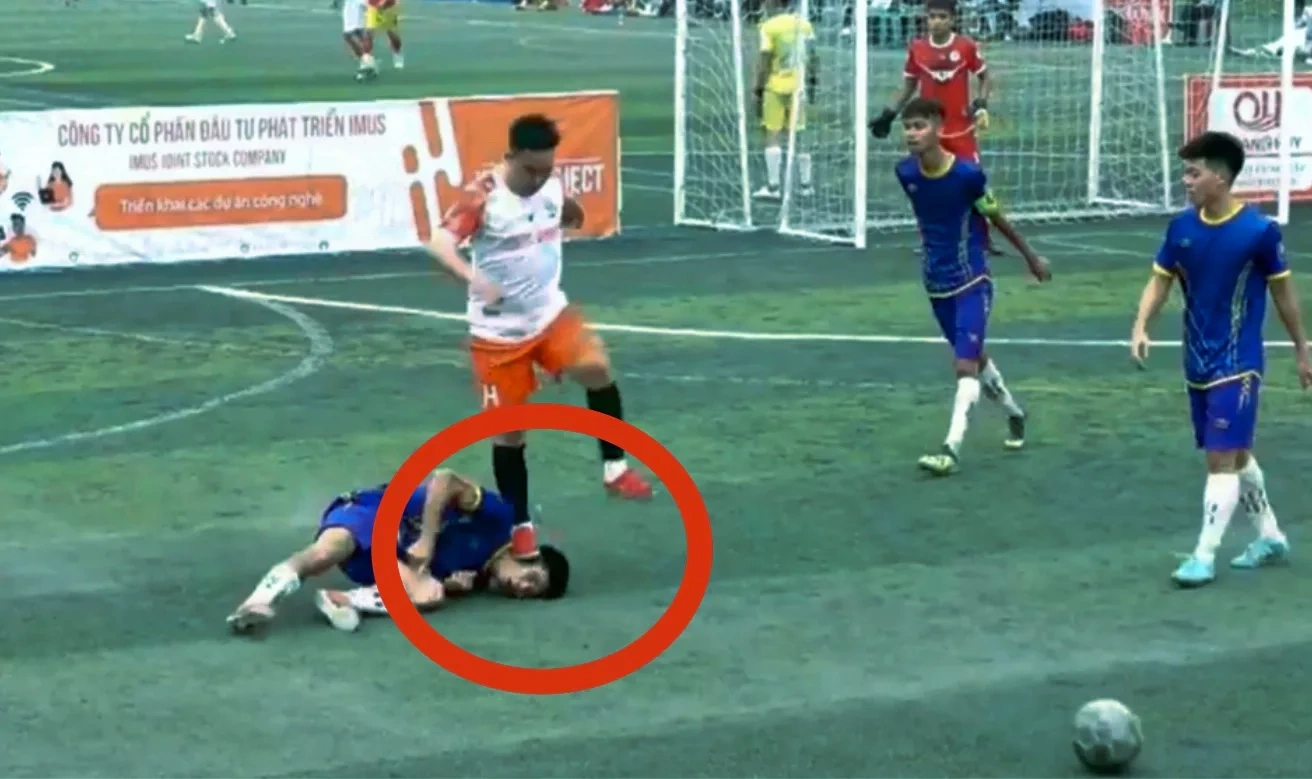 Cầu thủ bóng đá nghiệp dư Việt Nam đạp thẳng vào đầu đối thủ
