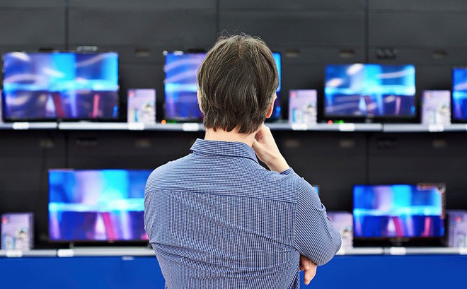 Tại sao TV màn hình lớn liên tục giảm giá, có phải "hàng ế"?