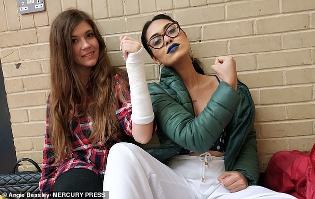 Nữ bác sĩ đi thi Miss World giải cứu cho đối thủ bị gãy xương cổ tay