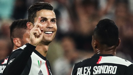 C.Ronaldo được bạn gái Georgina Rodriguez "truyền lửa" trong mọi trận đấu