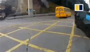 Hong Kong rúng động vụ học sinh văng khỏi xe buýt đang chạy