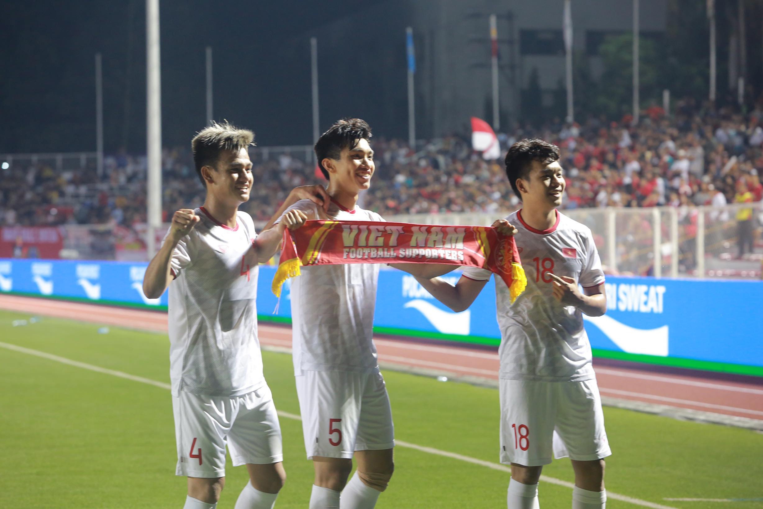 Báo Trung Quốc kêu gọi học hỏi bóng đá Việt Nam để phát triển