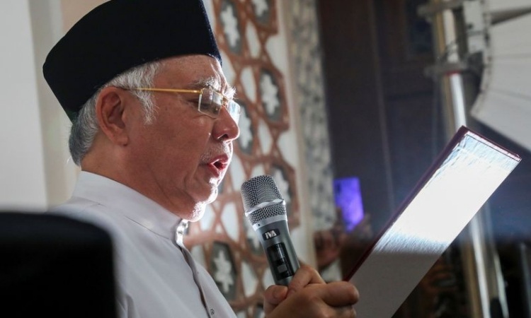Cựu Thủ tướng Malaysia làm lễ “thề độc” bác tin ra lệnh giết người