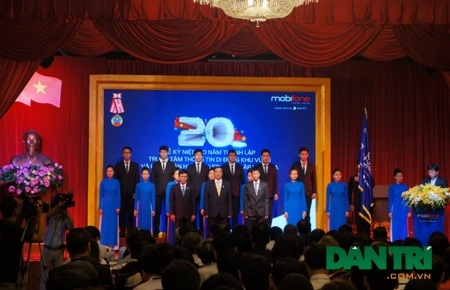 Lãnh đạo MobiFone khu vực II đón nhận Huân chương Độc lập hạng Ba. 