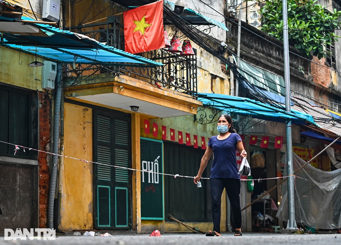 Độc lạ cách bán hàng mùa dịch chưa từng có tại khu chợ nhà giàu Hà Nội - 9